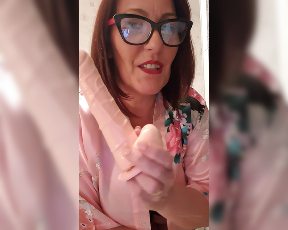 Miss B aka missb52s OnlyFans - 02-27-2020 - Your sex life is now with a donught Romance is not dead loser