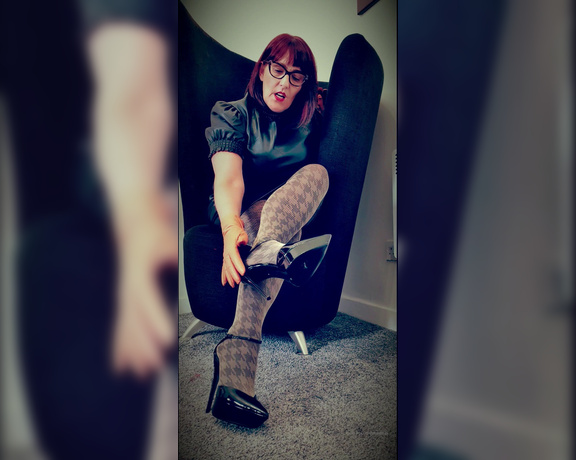 Miss B aka missb52s OnlyFans - 09-19-2021 - Worship my beautiful shoes slut