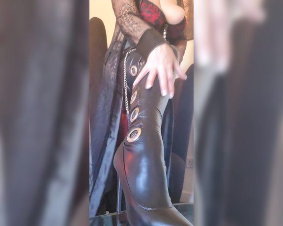 Miss B aka missb52s OnlyFans - 04-08-2023 - Weekend boot worship