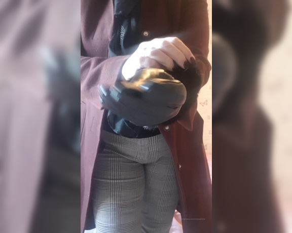 Miss B aka missb52s OnlyFans - 11-14-2019 - Love the smell and sound of leather gloves