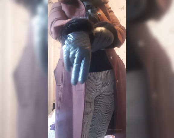 Miss B aka missb52s OnlyFans - 11-14-2019 - Love the smell and sound of leather gloves