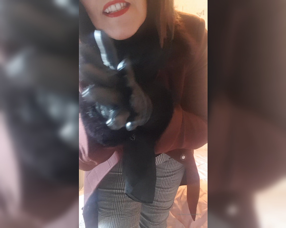 Miss B aka missb52s OnlyFans - 11-14-2019 - Love the smell and sound of leather gloves