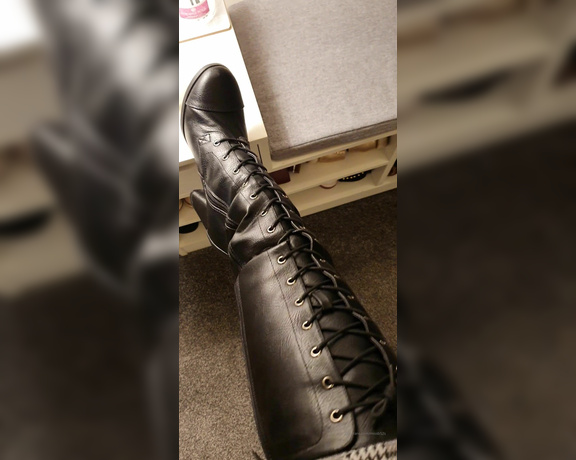 Miss B aka missb52s OnlyFans - 03-08-2021 - Unzip my boots