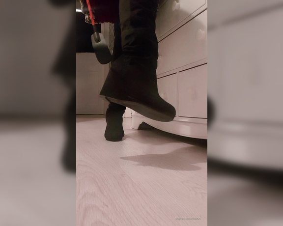 Miss B aka missb52s OnlyFans - 12-30-2019 - Clean the soles