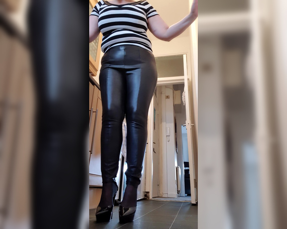 Miss B aka missb52s OnlyFans - 04-07-2021 - Giantess finds tiny men easy to break