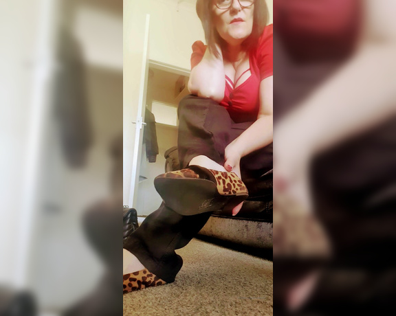 Miss B aka missb52s OnlyFans - 04-28-2022 - Before you clean my feet you will inhale my scent