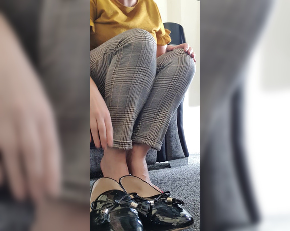 Miss B aka missb52s OnlyFans - 04-15-2021 - Slipping my bare feet into my shoes