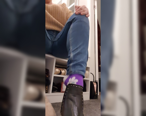 Miss B aka missb52s OnlyFans - 02-18-2021 - Good morning cunts, lovely little boots for you to clean this morning