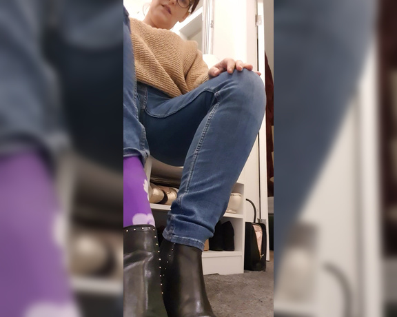 Miss B aka missb52s OnlyFans - 02-18-2021 - Good morning cunts, lovely little boots for you to clean this morning