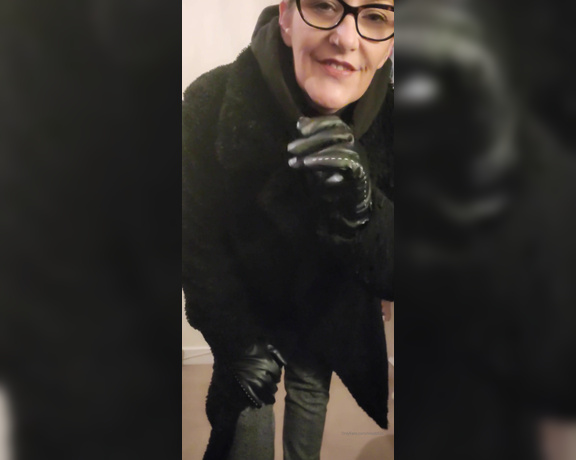 Miss B aka missb52s OnlyFans - 12-08-2022 - Its all about my gloves