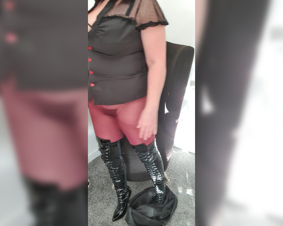 Miss B aka missb52s OnlyFans - 06-06-2021 - Under my leather skirt