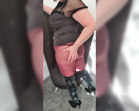 Miss B aka missb52s OnlyFans - 06-06-2021 - Under my leather skirt