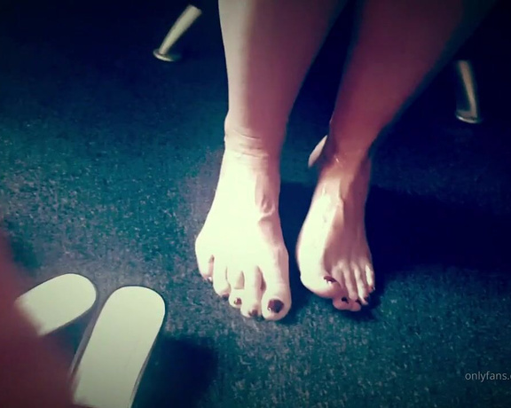 Miss B aka missb52s OnlyFans - 04-19-2019 - Creaming my feet for sandles