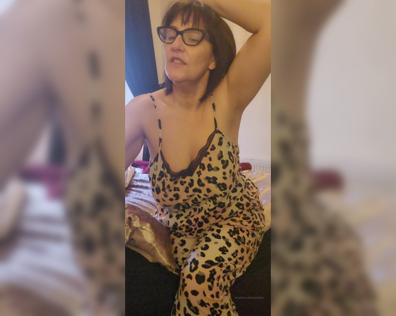 Miss B aka missb52s OnlyFans - 12-18-2022 - Morning cleaning dutys that you know you would love