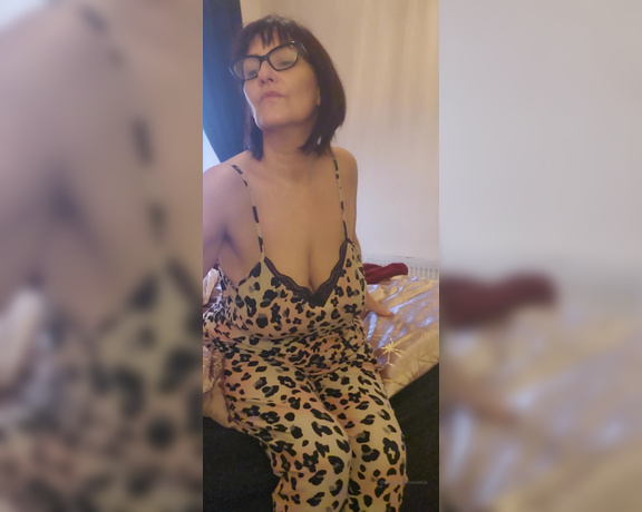 Miss B aka missb52s OnlyFans - 12-18-2022 - Morning cleaning dutys that you know you would love