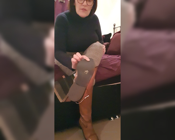 Miss B aka missb52s OnlyFans - 11-10-2020 - Taking my leather boots off End blopper