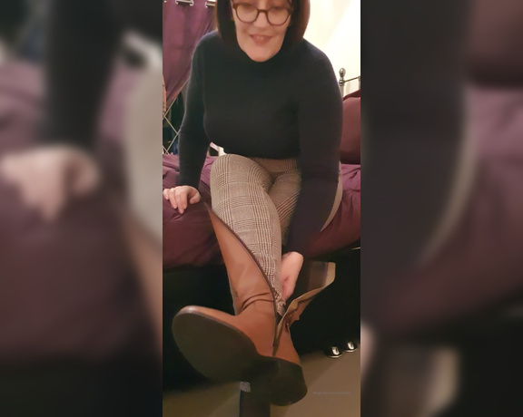 Miss B aka missb52s OnlyFans - 11-10-2020 - Taking my leather boots off End blopper