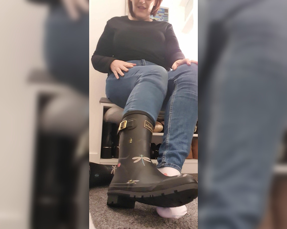 Miss B aka missb52s OnlyFans - 01-18-2021 - Good morning wankers Do you love my wellies