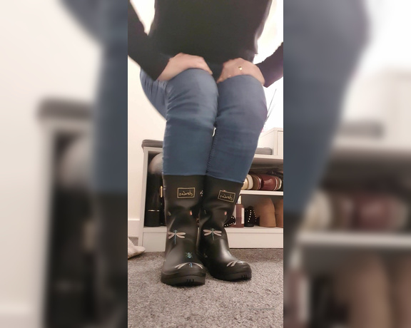 Miss B aka missb52s OnlyFans - 01-18-2021 - Good morning wankers Do you love my wellies