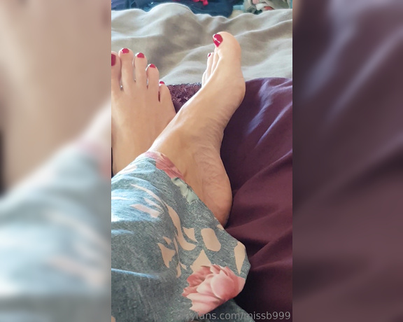 Miss B aka missb52s OnlyFans - 03-13-2019 - Morning feet for footboys