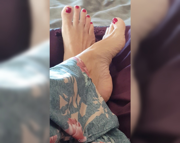 Miss B aka missb52s OnlyFans - 03-13-2019 - Morning feet for footboys