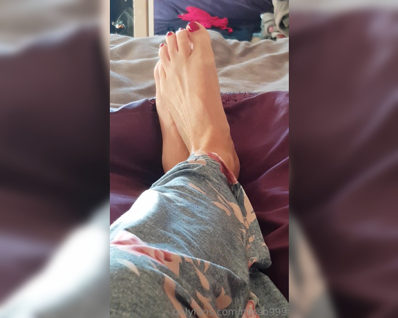 Miss B aka missb52s OnlyFans - 03-13-2019 - Morning feet for footboys