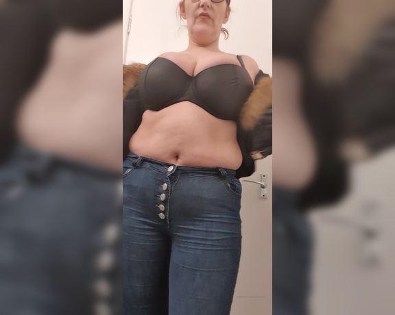 Miss B aka missb52s OnlyFans - 03-02-2021 - Desperate to see whats underneath