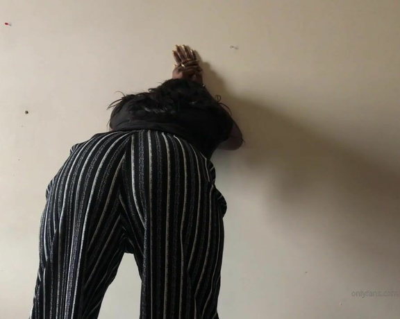 Pharaoh Spanks aka pharaohspanks OnlyFans - 03-04-2019 - @sha bbb Was on her phone so much she wasnt paying attention to the people around her