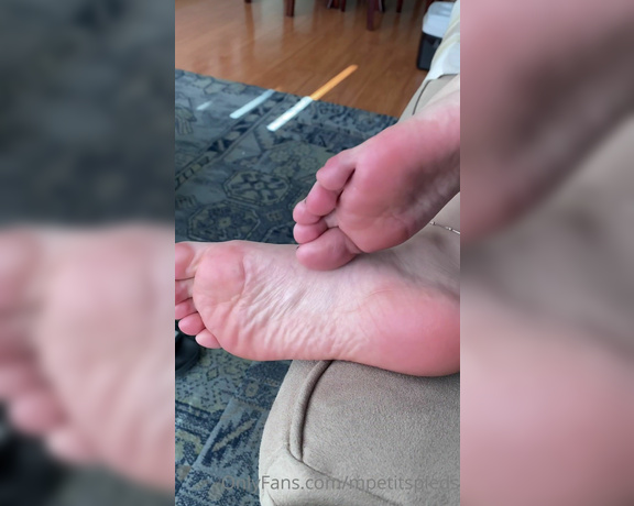 Mes Petits Pieds aka mpetitspieds OnlyFans - 06-22-2023 - Video 185994