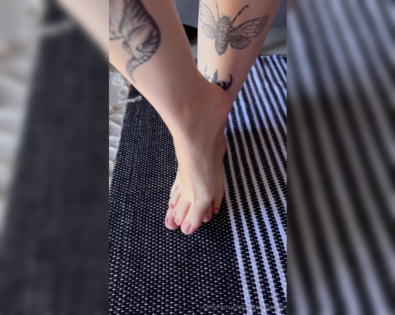 Mes Petits Pieds aka mpetitspieds OnlyFans - 06-19-2024 - Video 57947