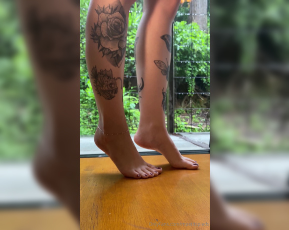 Mes Petits Pieds aka mpetitspieds OnlyFans - 10-13-2023 - Video 897598