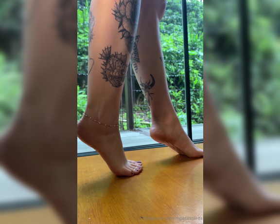 Mes Petits Pieds aka mpetitspieds OnlyFans - 10-13-2023 - Video 897598