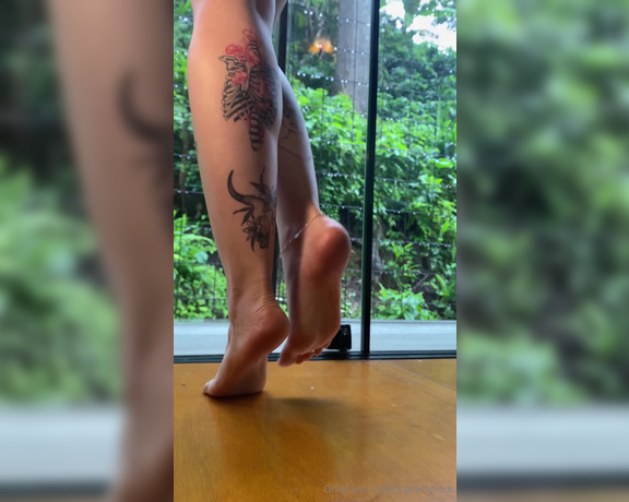 Mes Petits Pieds aka mpetitspieds OnlyFans - 10-13-2023 - Video 897598