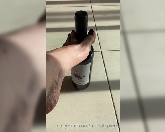 Mes Petits Pieds aka mpetitspieds OnlyFans - 12-05-2022 - Video 957433