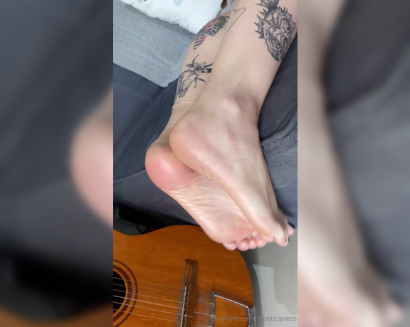 Mes Petits Pieds aka mpetitspieds OnlyFans - 05-26-2024 - After a break and some life changes, I’m here again