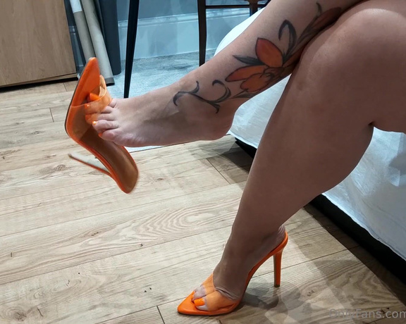 Miss Fair Trade Feet aka fairtradefeet OnlyFans - 11-03-2023 - Orange mules and Orange nails!!! Could be better