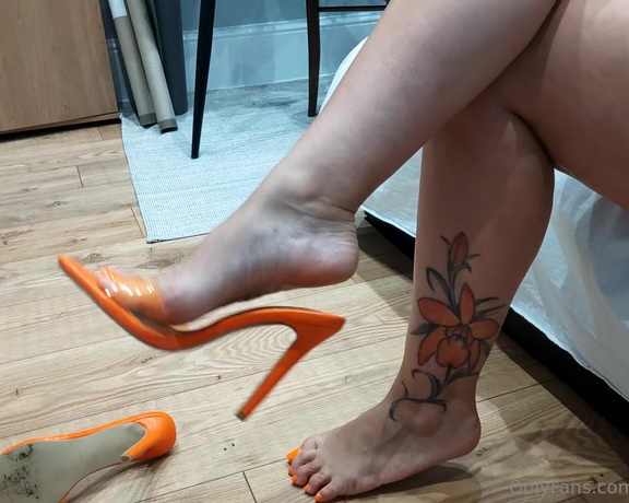 Miss Fair Trade Feet aka fairtradefeet OnlyFans - 11-03-2023 - Orange mules and Orange nails!!! Could be better