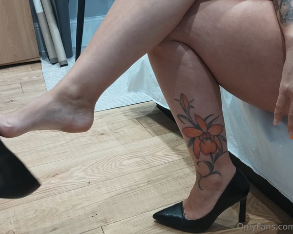 Miss Fair Trade Feet aka fairtradefeet OnlyFans - 11-24-2023 - Classic heels are made to dangle Yes or not