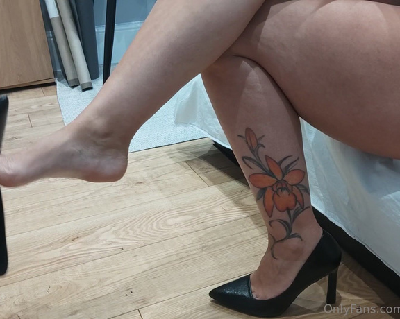 Miss Fair Trade Feet aka fairtradefeet OnlyFans - 11-24-2023 - Classic heels are made to dangle Yes or not