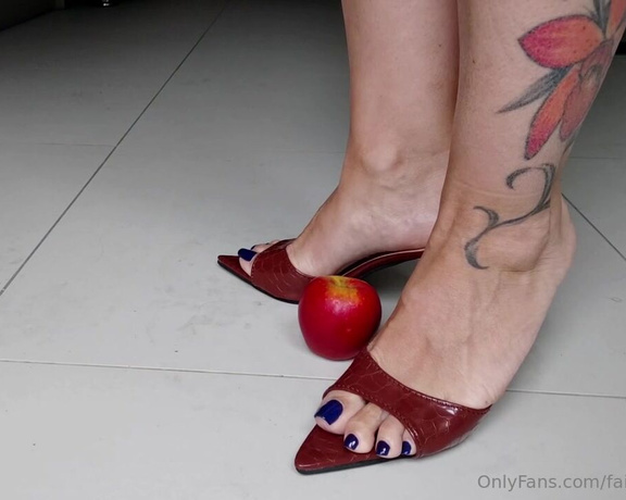 Miss Fair Trade Feet aka fairtradefeet OnlyFans - 09-01-2023 - Smashed food!!! See how Im destroying the apple, making all mess around meand making my feet