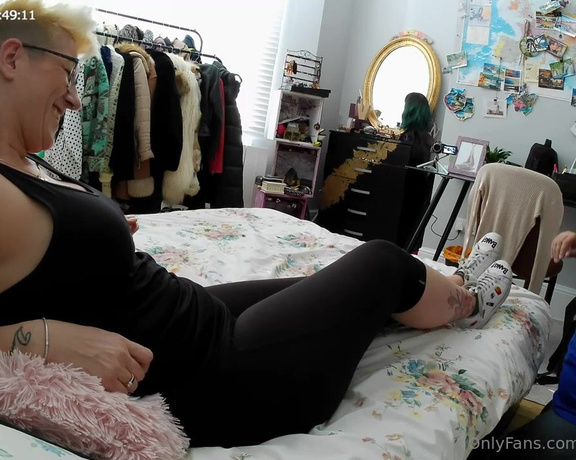 Miss Fair Trade Feet aka fairtradefeet OnlyFans - 08-25-2023 - Smelly foot session Long chat during my worship session Smelly, chat, lick, chat, suck