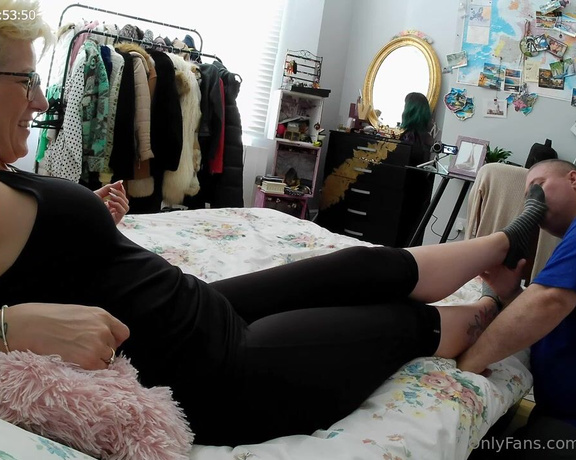 Miss Fair Trade Feet aka fairtradefeet OnlyFans - 08-25-2023 - Smelly foot session Long chat during my worship session Smelly, chat, lick, chat, suck