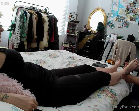 Miss Fair Trade Feet aka fairtradefeet OnlyFans - 08-25-2023 - Smelly foot session Long chat during my worship session Smelly, chat, lick, chat, suck