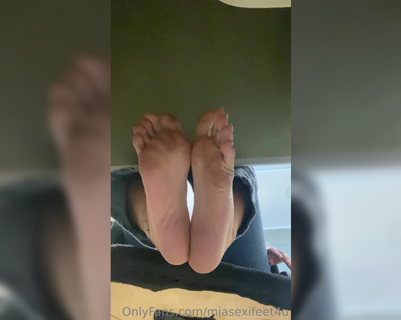 Mia Ly aka miasexifeet4u OnlyFans - 08-18-2023 - Serve my feet under my desk while I’m dealing with clients over the counter !!