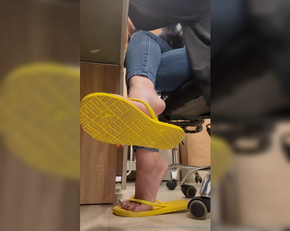 Mia Ly aka miasexifeet4u OnlyFans - 04-18-2024 - Love my yellow flip flops I think you dooo