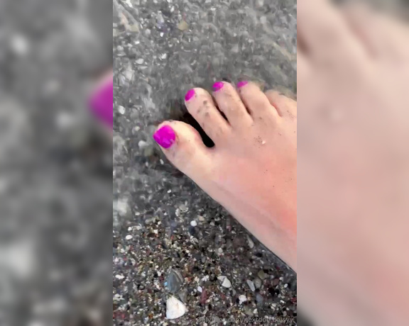 Next Door Daisy aka nextdoordaisyy OnlyFans - 07-05-2024 - Washing off the sand at the beach but this should be your feet instead…