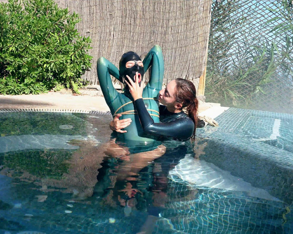 Margout Darko - Margout Darko Underwater Latex Struggle bondage