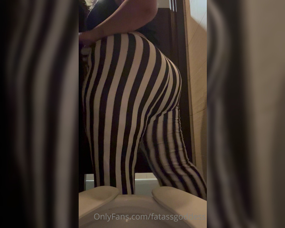 Fat Ass Goddess aka fatassgoddess OnlyFans - 04-17-2023 - Doing too much in the public bathroom