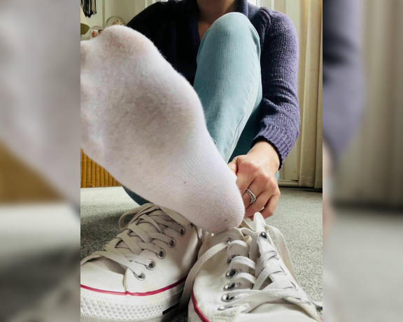 The Queen of Sole aka Missesdiscreets OnlyFans - Sock, soles or converse which would you like to smell first