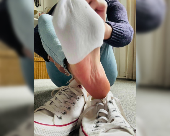 The Queen of Sole aka Missesdiscreets OnlyFans - Sock, soles or converse which would you like to smell first